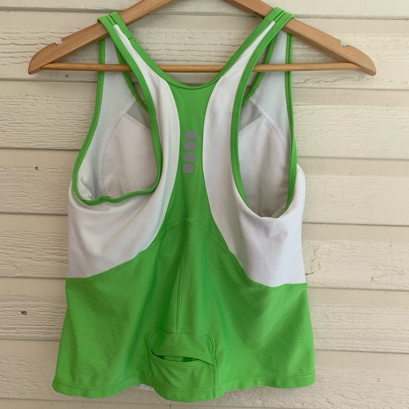 Bundle 2 Nike workout tanks - Picture 9 of 10